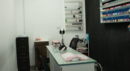 Estación de uñas en CORONADO BEAUTY SALON, Chame, Provincia De Panamá Oeste, PA con amplia variedad de esmaltes.
