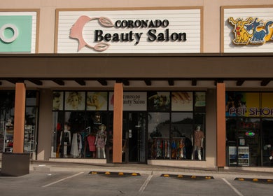 Fachada del CORONADO BEAUTY SALON en Chame, Provincia De Panamá Oeste, PA, destacando su elegante entrada.