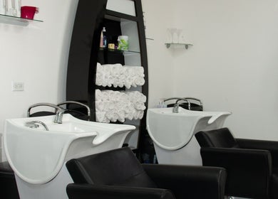 Estaciones de lavado en CORONADO BEAUTY SALON, Chame, Provincia De Panamá Oeste, PA, con sillones cómodos.