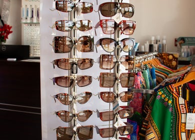Exhibición de gafas y ropa en CORONADO BEAUTY SALON, Chame, Provincia De Panamá Oeste, PA.
