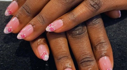 Beautiful floral nail art by Mari Guimaraes in Dublin, County Dublin, IE. Enhancing natural beauty with elegance.