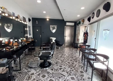 Espaço moderno da Barbearia Santana em Maia, Porto, PT, com cadeiras clássicas e decoração estilosa.