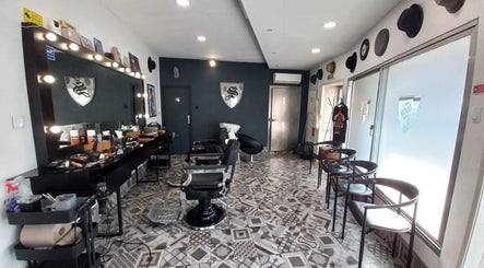 Espaço moderno da Barbearia Santana em Maia, Porto, PT, com cadeiras clássicas e decoração estilosa.