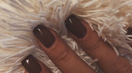 Unhas elegantes com esmalte marrom em Atelierjulianasousa, Guimarães, Braga, PT.
