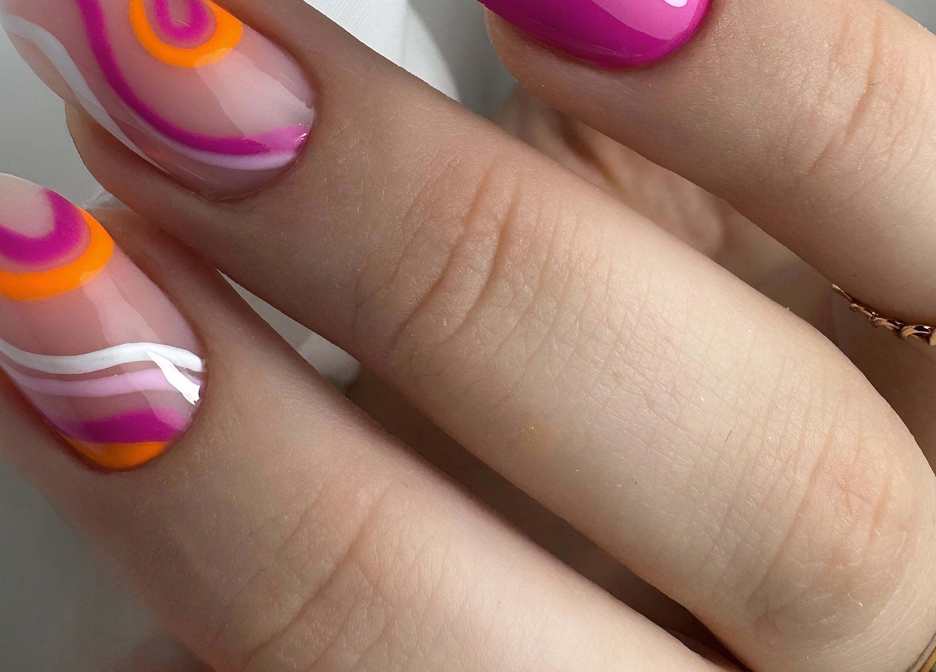 Ongles avec motifs colorés à R.b_nailsbeauty, Beaulieu-sur-loire, Centre-val De Loire, FR.