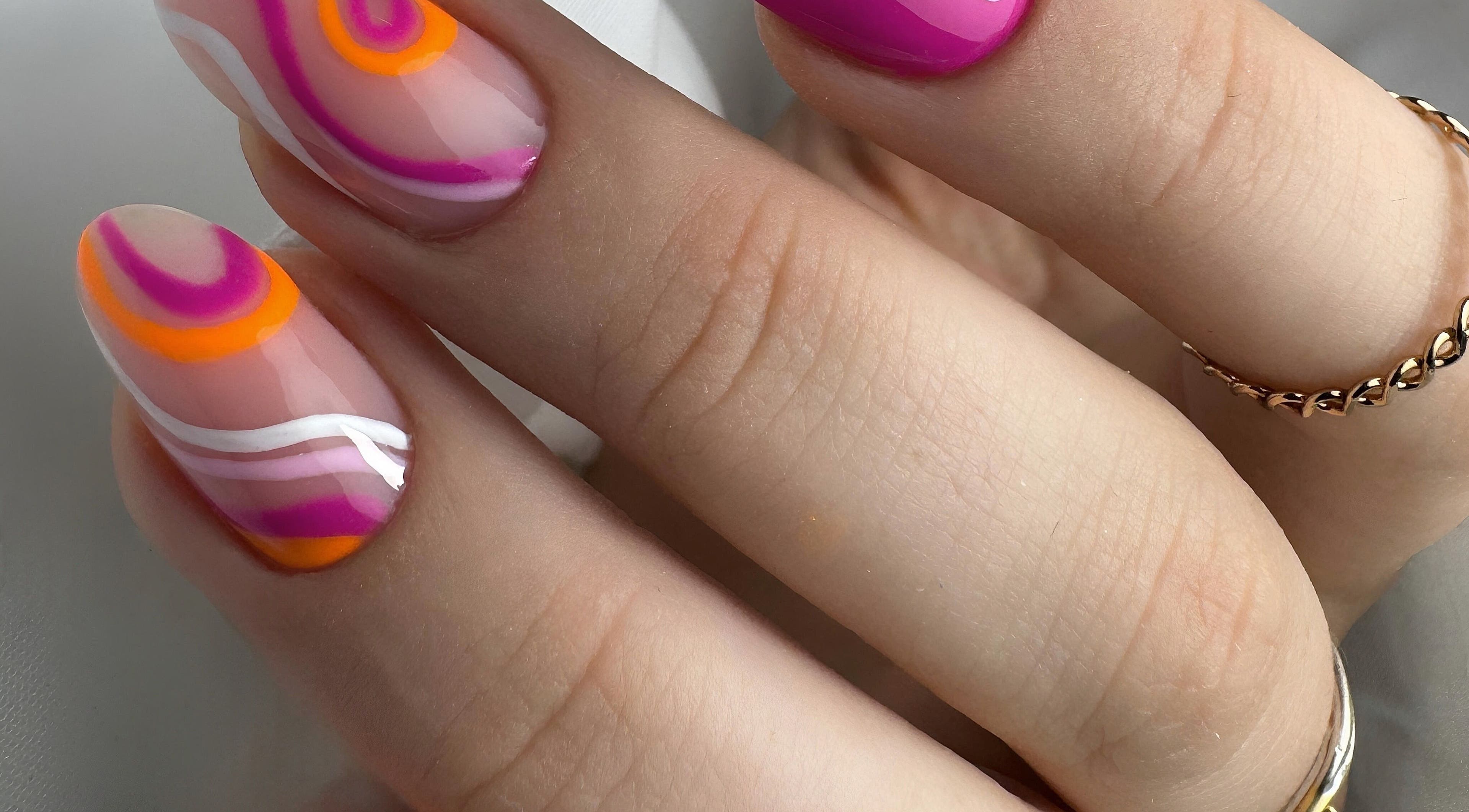 Ongles avec motifs colorés à R.b_nailsbeauty, Beaulieu-sur-loire, Centre-val De Loire, FR.