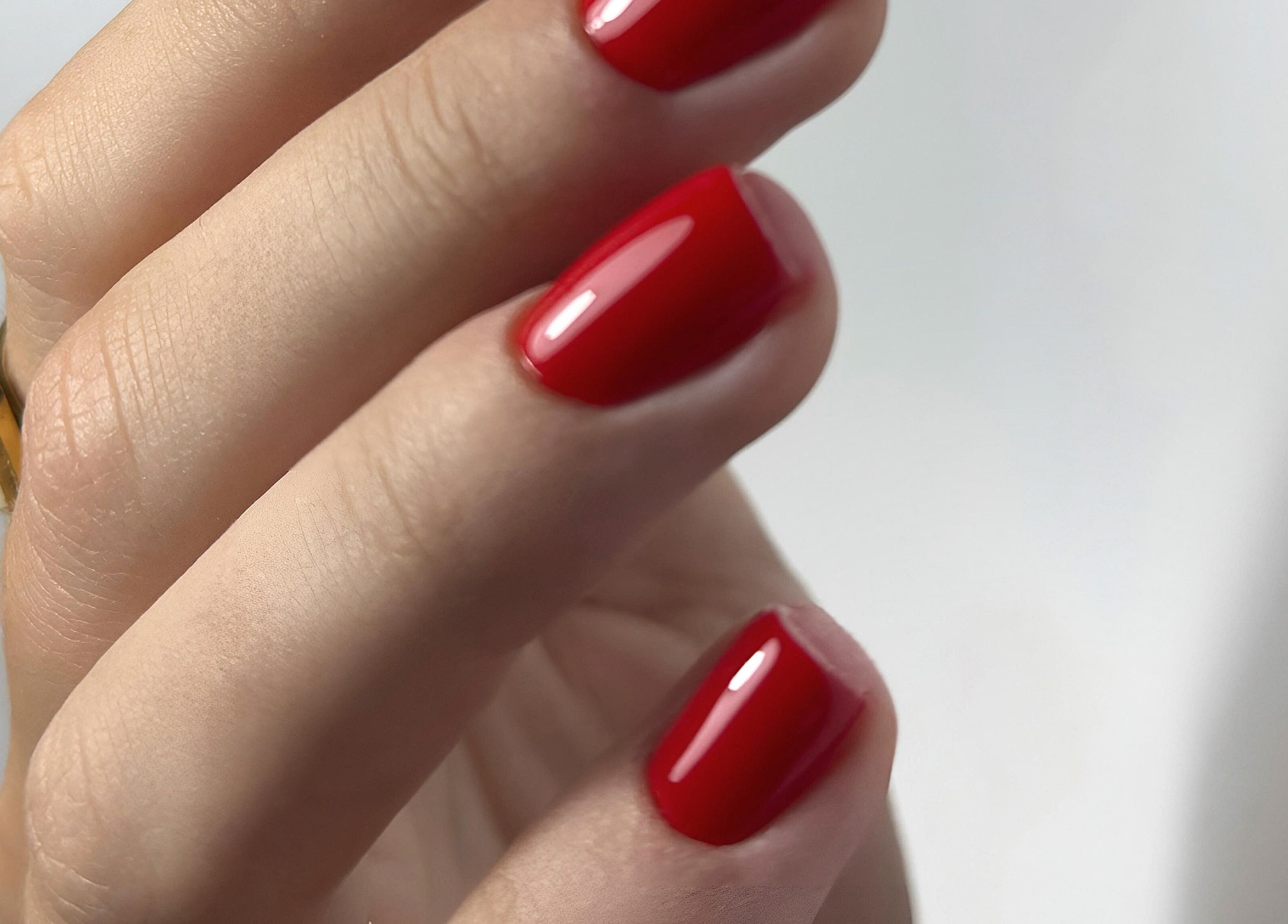 Ongles manucurés rouge vif chez R.b_nailsbeauty, Beaulieu-sur-loire, Centre-val De Loire, FR.