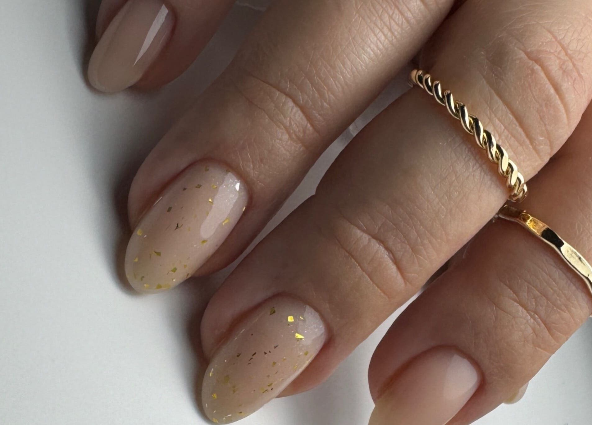 Ongles chics avec paillettes dorées à R.b_nailsbeauty, Beaulieu-sur-loire, Centre-val De Loire, FR.