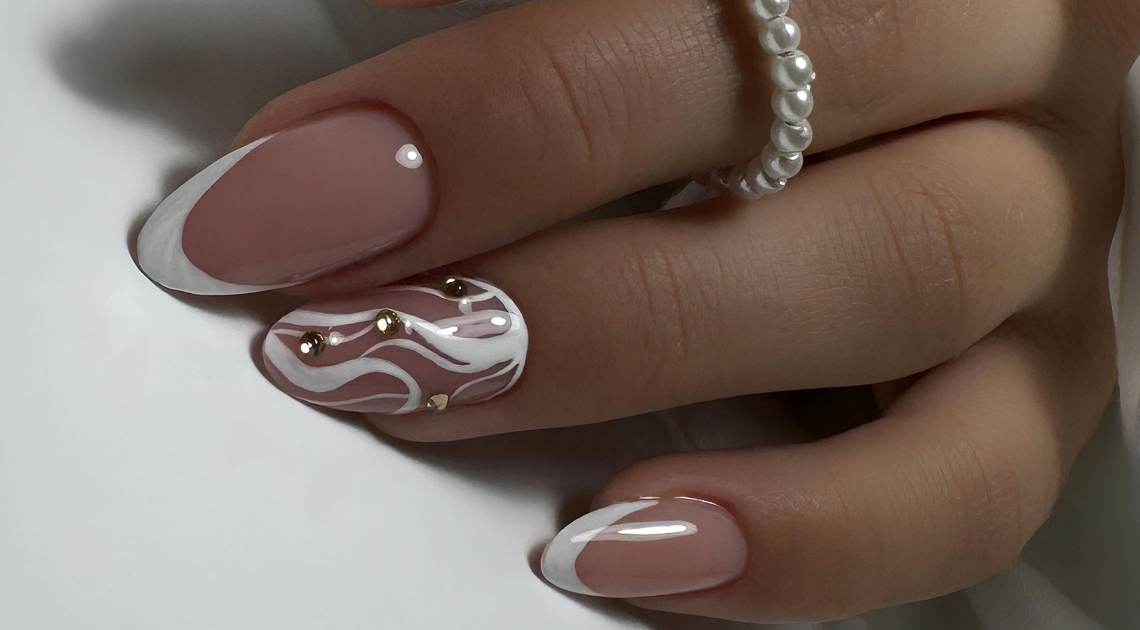 Manucure élégante à R.b_nailsbeauty, Beaulieu-sur-Loire, Centre-val De Loire, FR avec motifs blancs.