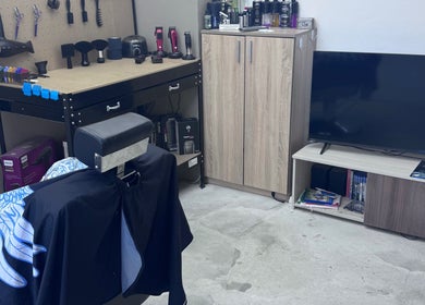 Barber setup at BobbyCutz, Gabrovo, Gabrovo, BG showcasing tools and modern interior features.