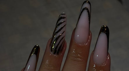 Design d'ongles noir et or chez Gelixir, Rueil-Malmaison, Île-de-France, FR.