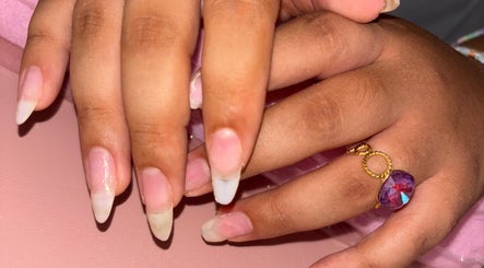 Manucure élégante chez Gelixir, Rueil-Malmaison, Île-de-France, FR, avec des ongles longs et anneau doré.