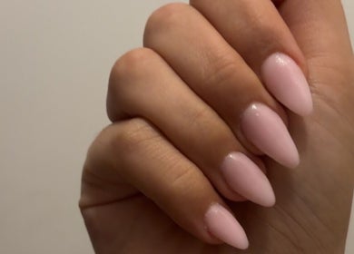 Manucure élégante rose à Gelixir, Rueil-malmaison, Île-de-france, FR, reflétant le style raffiné.