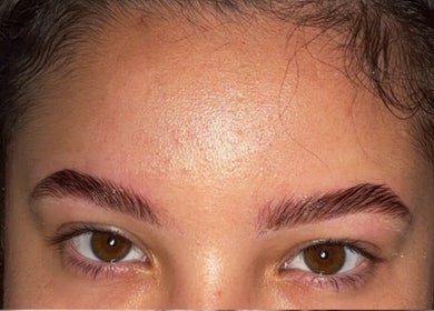 Sourcils élégamment taillés à Gelixir, Rueil-Malmaison, Île-de-France, FR. Parfait pour un look soigné.
