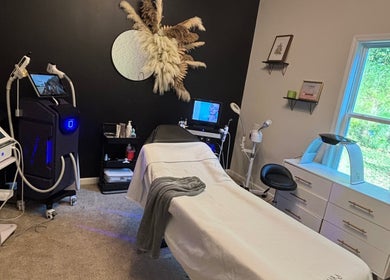 Sala de tratamientos Glam Beauty Company en Temple, Georgia, US con equipo avanzado y decoración elegante.