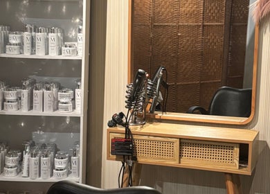 Tocador profesional de Glam beauty company en Temple, Georgia, US con productos y herramientas de belleza.