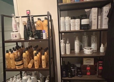 Estantes con productos de belleza en Glam Beauty Company, Temple, Georgia, US.