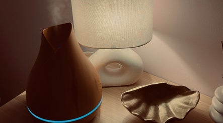 Tranquil setting at Chasing Better 247 Massage, Malaga, Western Australia, AU with lamp and diffuser.