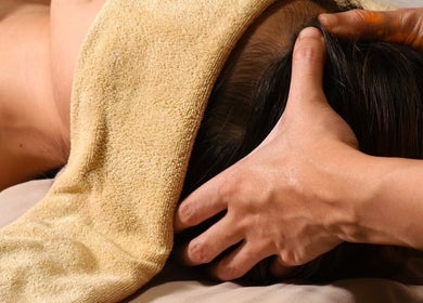 Relaxing head massage at Wombe Wellness in Batu Caves, Selangor, MY, enhancing wellbeing and tranquility.