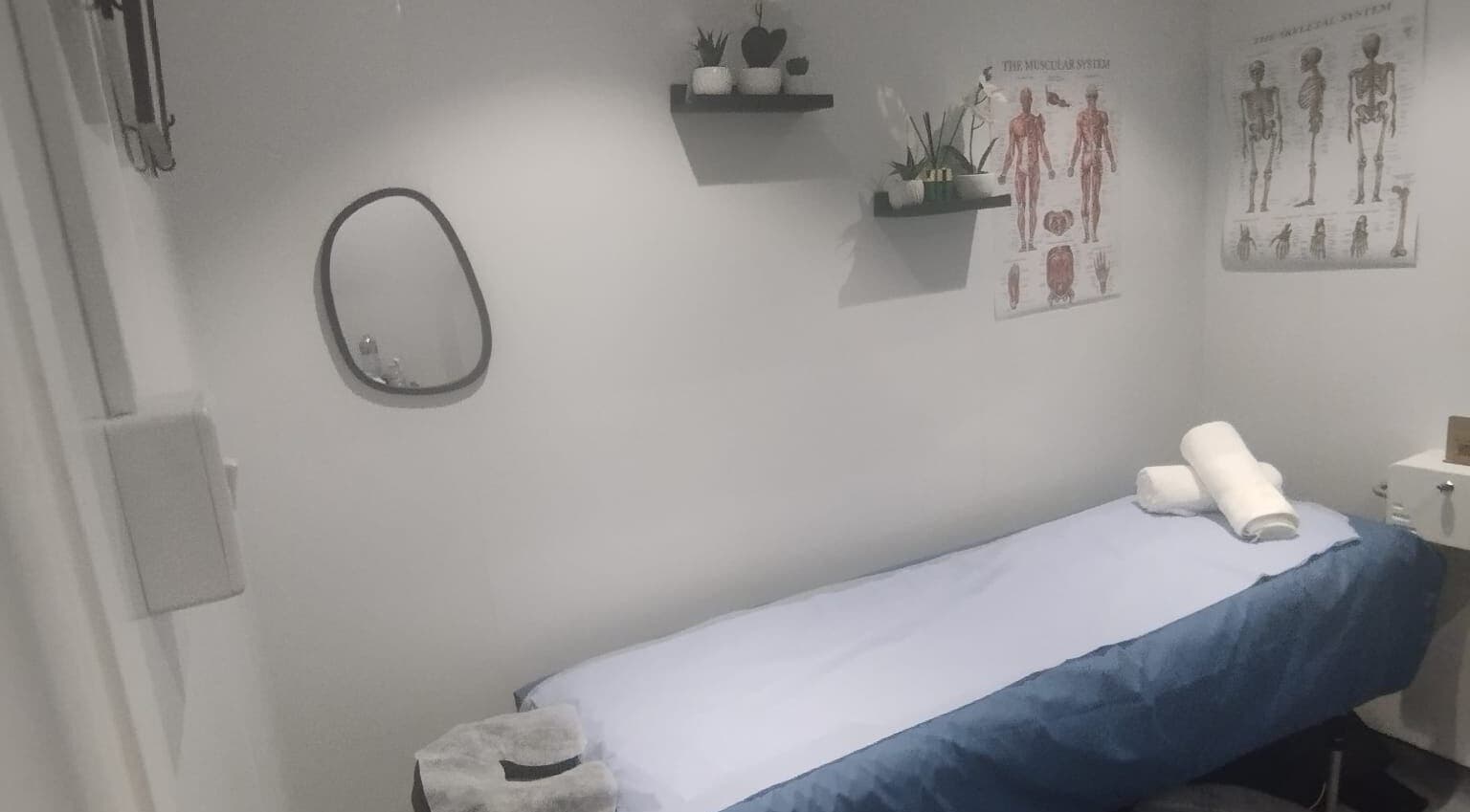 Serene therapy room at Uenjoy Hijama London, Wembley, England, GB, featuring a cozy treatment bed.