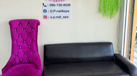 เก้าอี้สีม่วงหรูและโซฟาดำที่ O.P.nail&spa ตำบลตะเคียนเตี้ย, ชลบุรี, TH