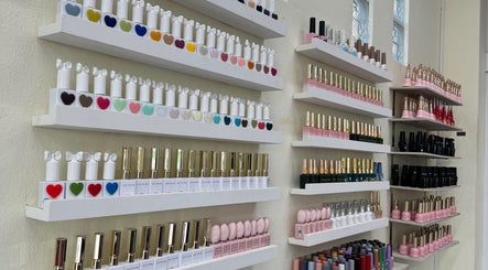 ชั้นวางยาทาเล็บหลากสีที่ O.P.nail&spa, ตำบลตะเคียนเตี้ย, ชลบุรี, TH