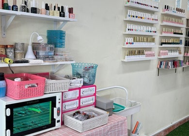 ผลิตภัณฑ์ทำเล็บใน O.P.nail&spa ตำบลตะเคียนเตี้ย, ชลบุรี, TH เต็มไปด้วยสีเล็บและอุปกรณ์ต่างๆ