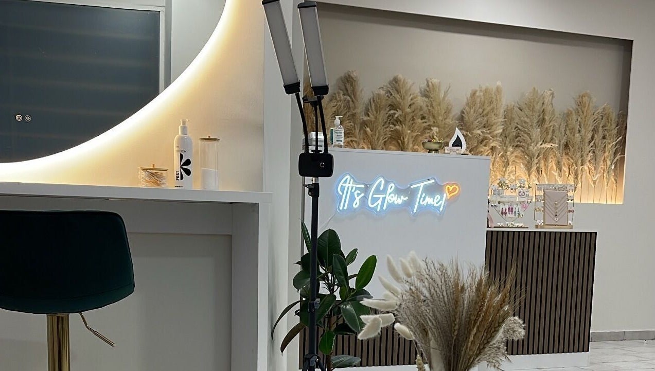 Κομψό εσωτερικό του GlowLift Studio | Academy, Περιστέρι, GR με φωτεινή διακόσμηση και φυσικά στοιχεία.