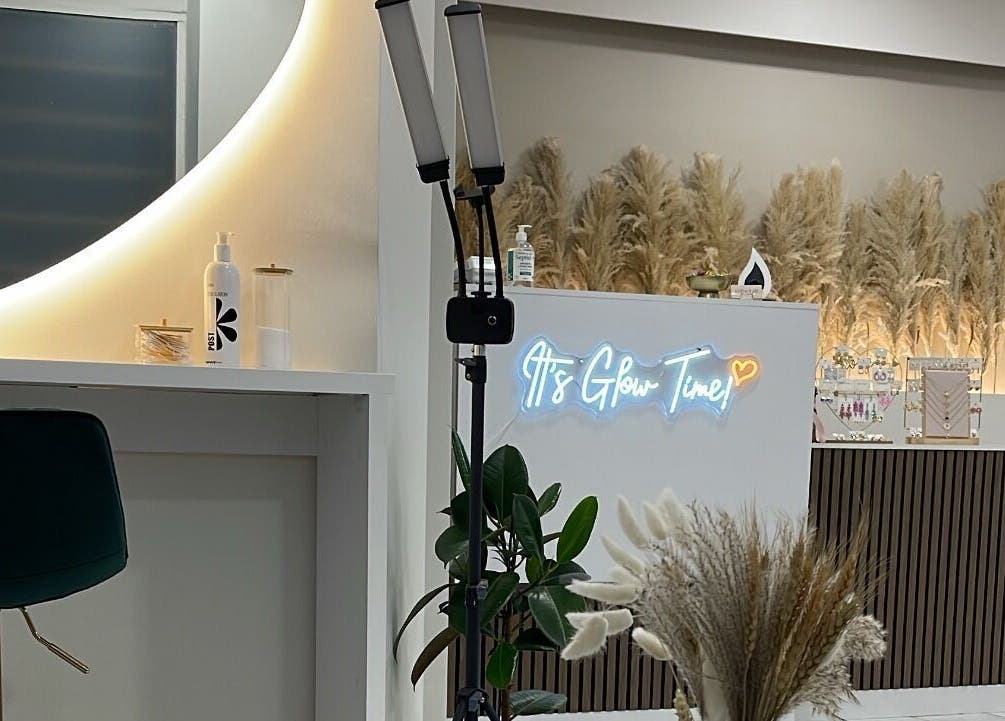 Κομψό εσωτερικό του GlowLift Studio | Academy, Περιστέρι, GR με φωτεινή διακόσμηση και φυσικά στοιχεία.