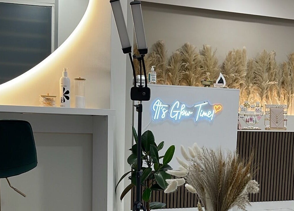 Κομψό εσωτερικό του GlowLift Studio | Academy, Περιστέρι, GR με φωτεινή διακόσμηση και φυσικά στοιχεία.