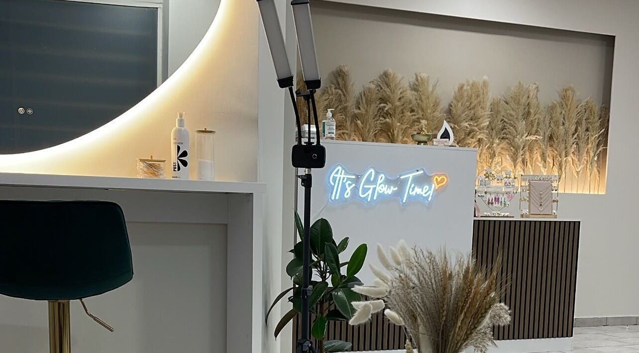 Κομψό εσωτερικό του GlowLift Studio | Academy, Περιστέρι, GR με φωτεινή διακόσμηση και φυσικά στοιχεία.