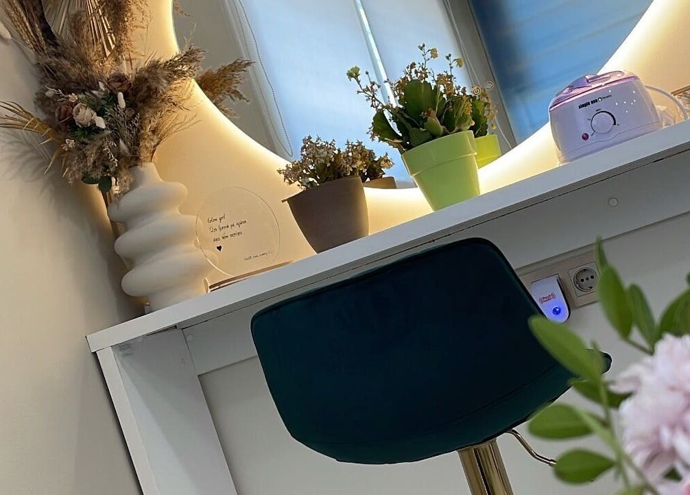 Καλαίσθητος χώρος με καθρέφτη και φυτά στο GlowLift Studio | Academy, Περιστέρι, GR.