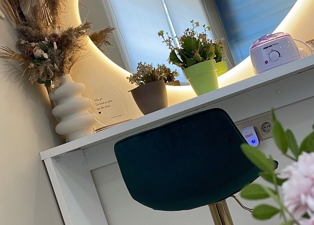 Καλαίσθητος χώρος με καθρέφτη και φυτά στο GlowLift Studio | Academy, Περιστέρι, GR.