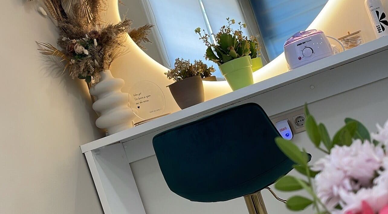 Καλαίσθητος χώρος με καθρέφτη και φυτά στο GlowLift Studio | Academy, Περιστέρι, GR.