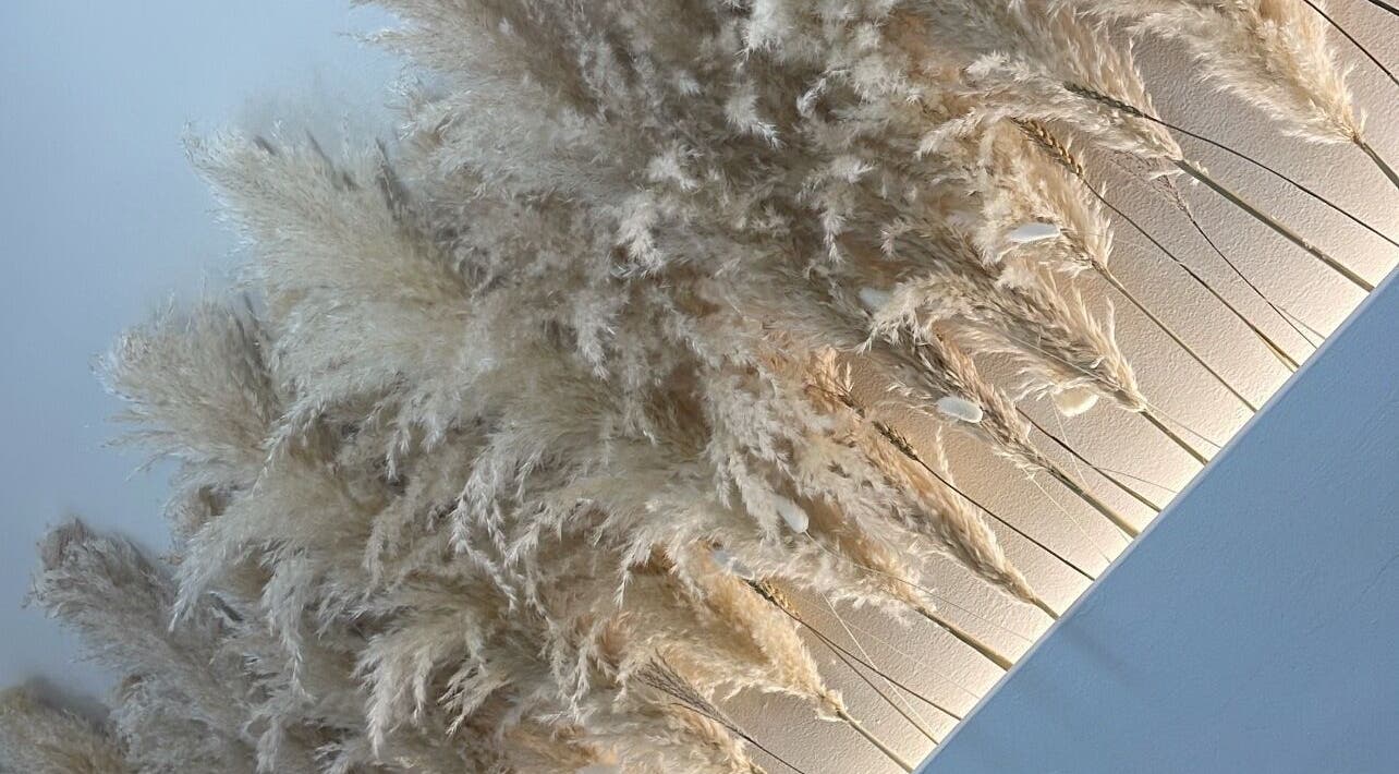 Διακόσμηση με pampas grass στο GlowLift Studio | Academy, Περιστέρι, GR.