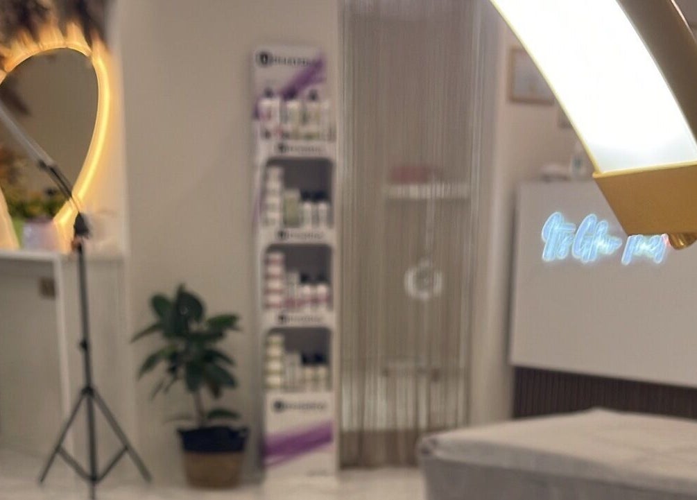 Εσωτερικό GlowLift Studio | Academy στο Περιστέρι, GR με φωτιζόμενο καθρέφτη και φυτά.