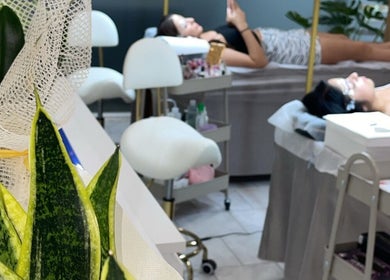 Δύο γυναίκες σε θεραπεία ομορφιάς στο GlowLift Studio | Academy, Περιστέρι, GR