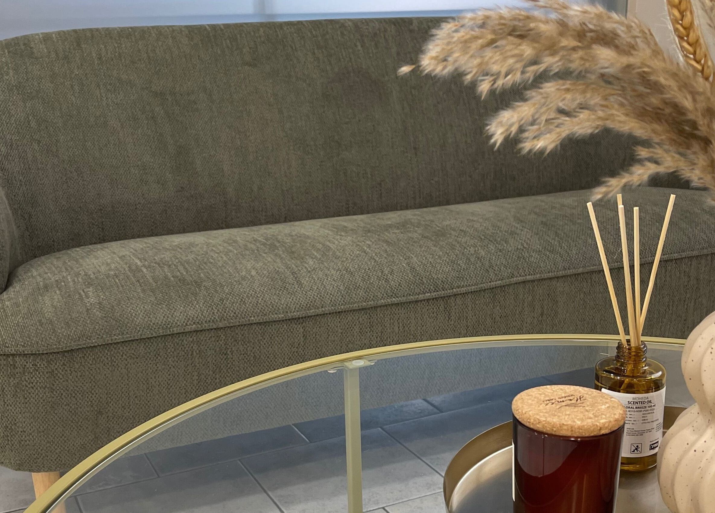 Κομψός καναπές σε μπεζ χρώμα στο GlowLift Studio | Academy, Περιστέρι, GR με διακοσμητικά σκηνικά.