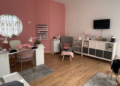 Elegante salão em Barbara Ferreira Estetica Avançada, São João da Madeira, Viseu, PT com decoração moderna.