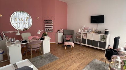Elegante salão em Barbara Ferreira Estetica Avançada, São João da Madeira, Viseu, PT com decoração moderna.