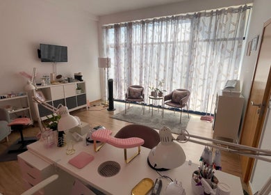 Espaço acolhedor na Barbara Ferreira Estetica Avançada, São João da Madeira, Viseu, PT, com cadeiras confortáveis.