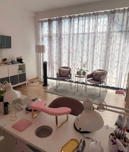 Espaço acolhedor na Barbara Ferreira Estetica Avançada, São João da Madeira, Viseu, PT, com cadeiras confortáveis.