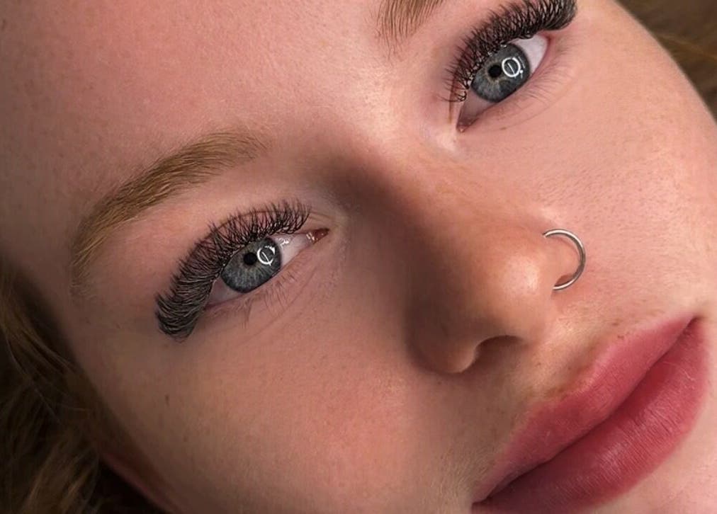 Close-up de cílios e sobrancelhas estilizados no Lash & Eyebrows - Dani Moura, Dublin, IE.