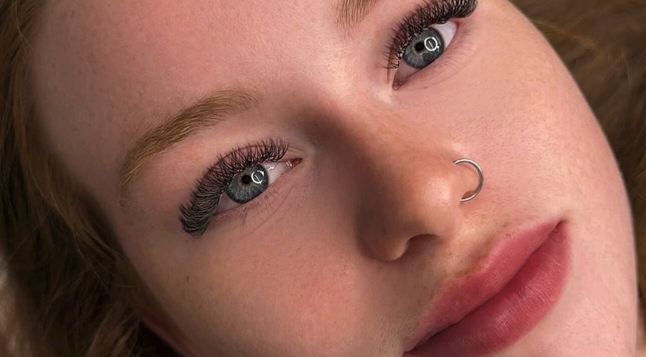 Close-up de cílios e sobrancelhas estilizados no Lash & Eyebrows - Dani Moura, Dublin, IE.