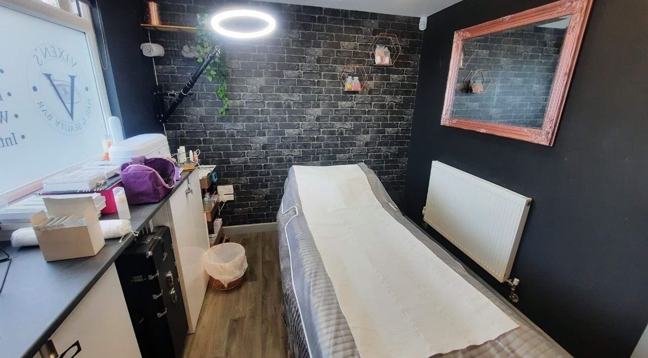 Спа-кабинет в Anastasiia’s Lashes, Камборн, Англия, ГБ, с уютным интерьером и массажным столом.