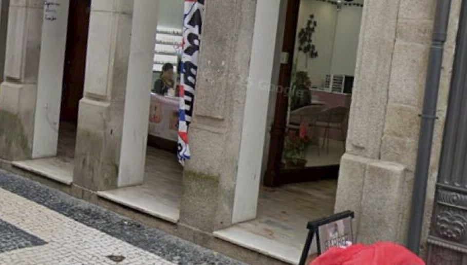Welcoming entrance of Thai Massage Porto located in Porto, PT with a glimpse inside the cozy interior.