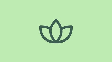 Lotus emblem for Thai Massage Porto, Porto, PT on a tranquil green background.
