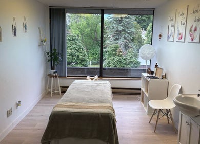 Massothérapie Jing的宁静治疗室，位于Beaconsfield，Québec，CA，充满自然光线。