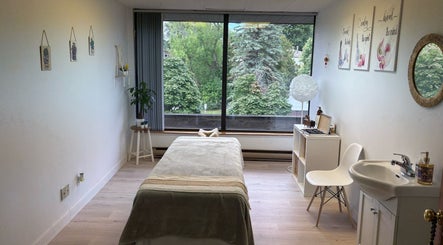 Massothérapie Jing的宁静治疗室，位于Beaconsfield，Québec，CA，充满自然光线。