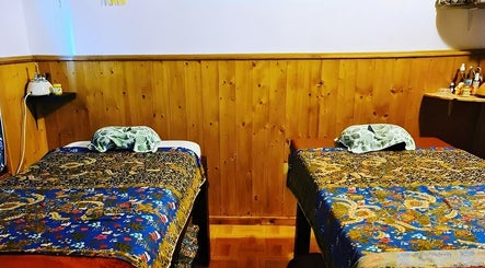 Peaceful massage room at Sabai Thai Massage Portimao in Portimão, Faro, PT with two decorated massage beds.